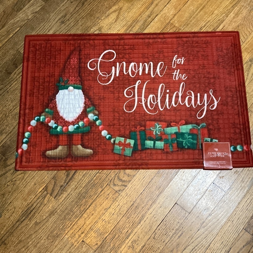 NEW PEPPERMINT AND PINE GNOME FOR THE HOLIDAYS CHRISTMAS ACCENT RUG  MAT